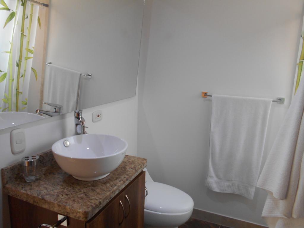 Apartasuites Av Medellín Esterno foto